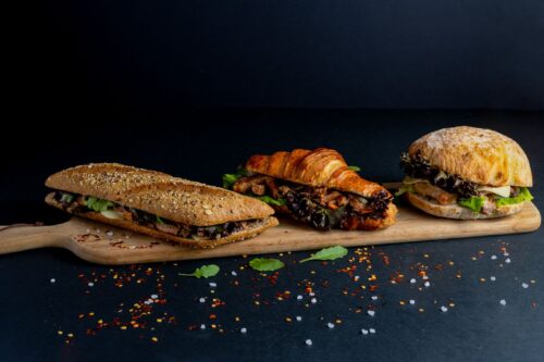 Sandwich cu Șnițel de Pui și Legume